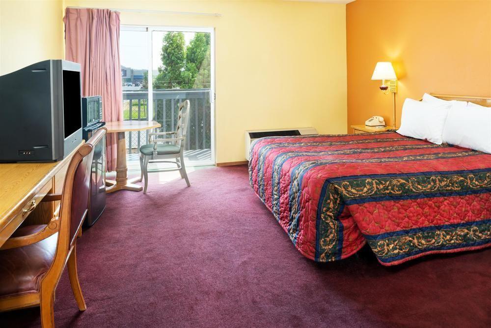 Howard Johnson By Wyndham Spokane Esterno foto