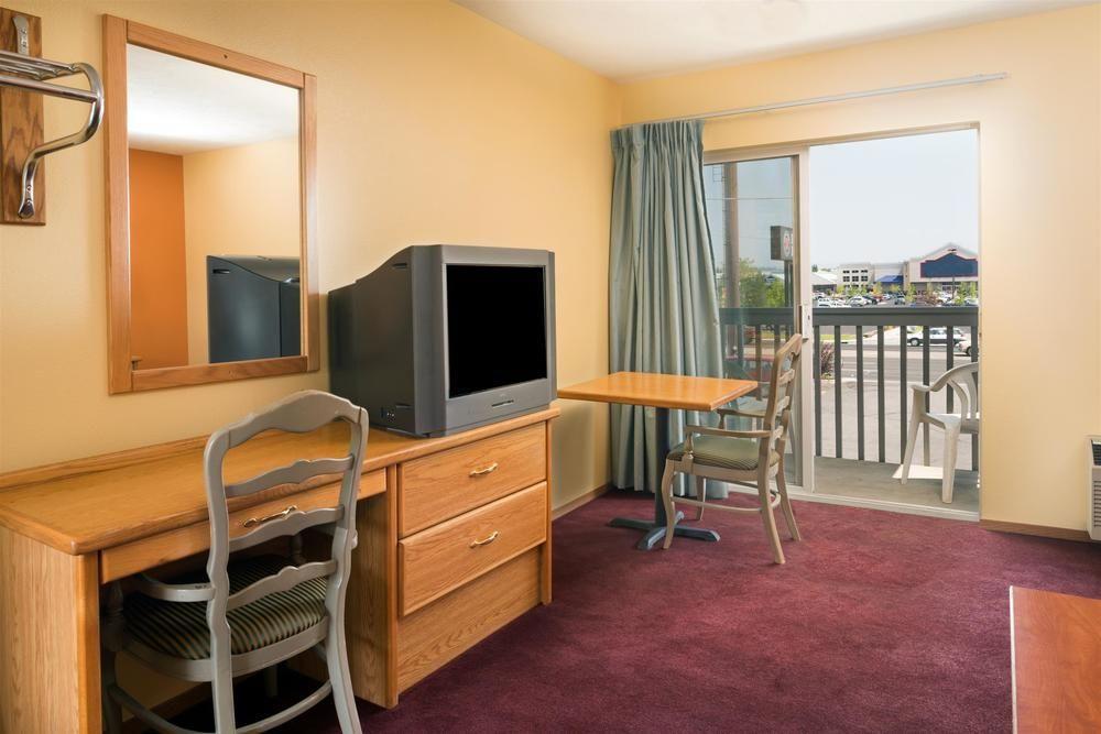 Howard Johnson By Wyndham Spokane Esterno foto